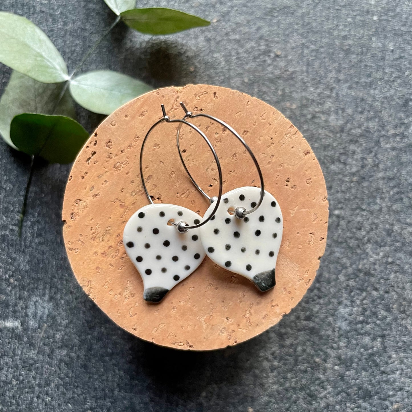 Orecchini mongolfiera pois, nero su bianco