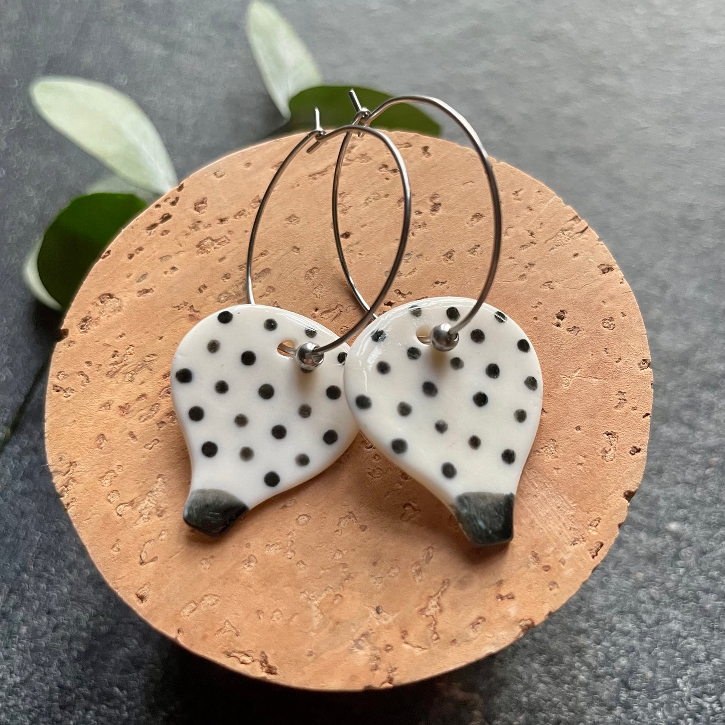 Orecchini mongolfiera pois, nero su bianco