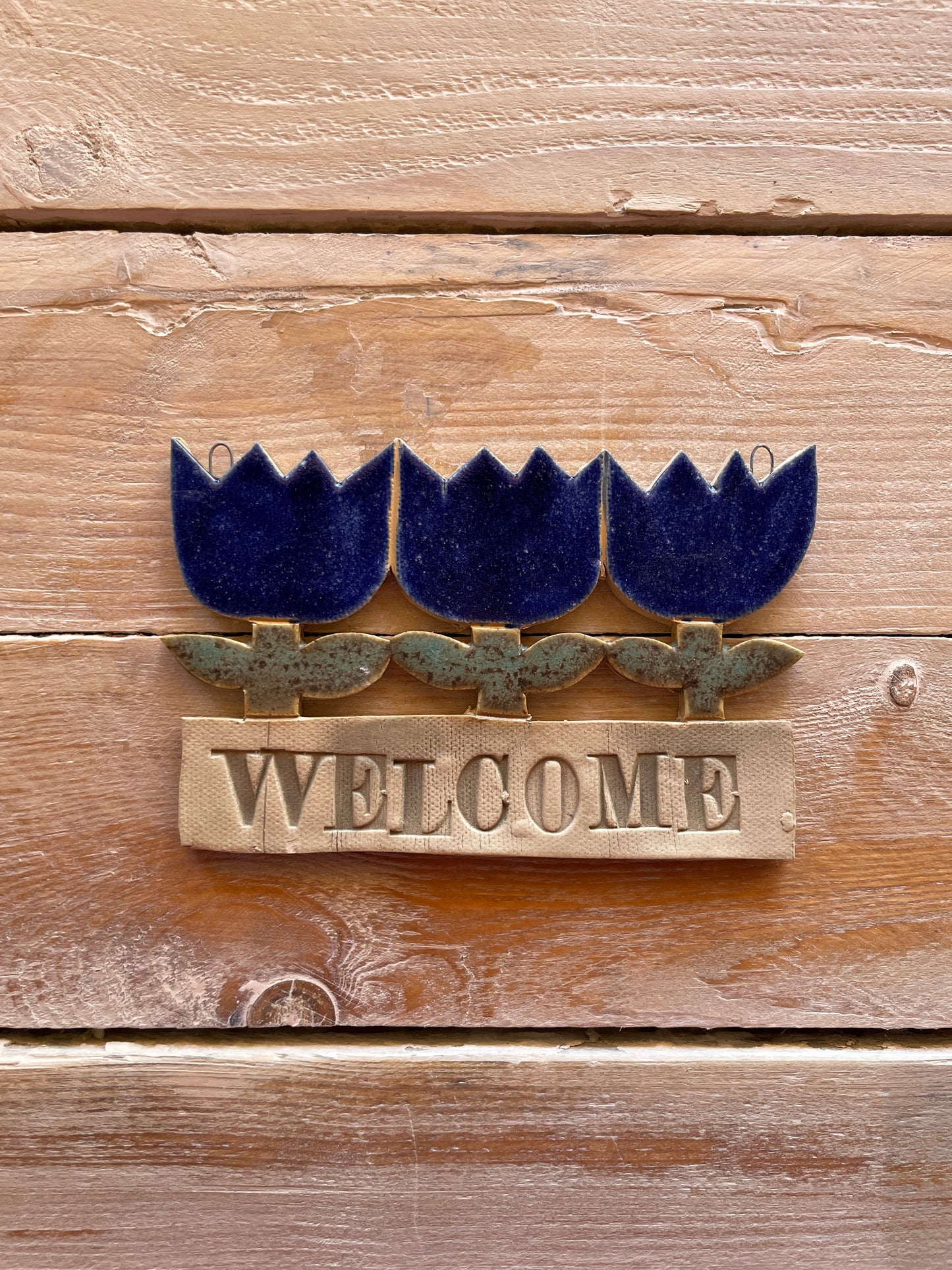 Targhetta “Welcome” con tulipani blu