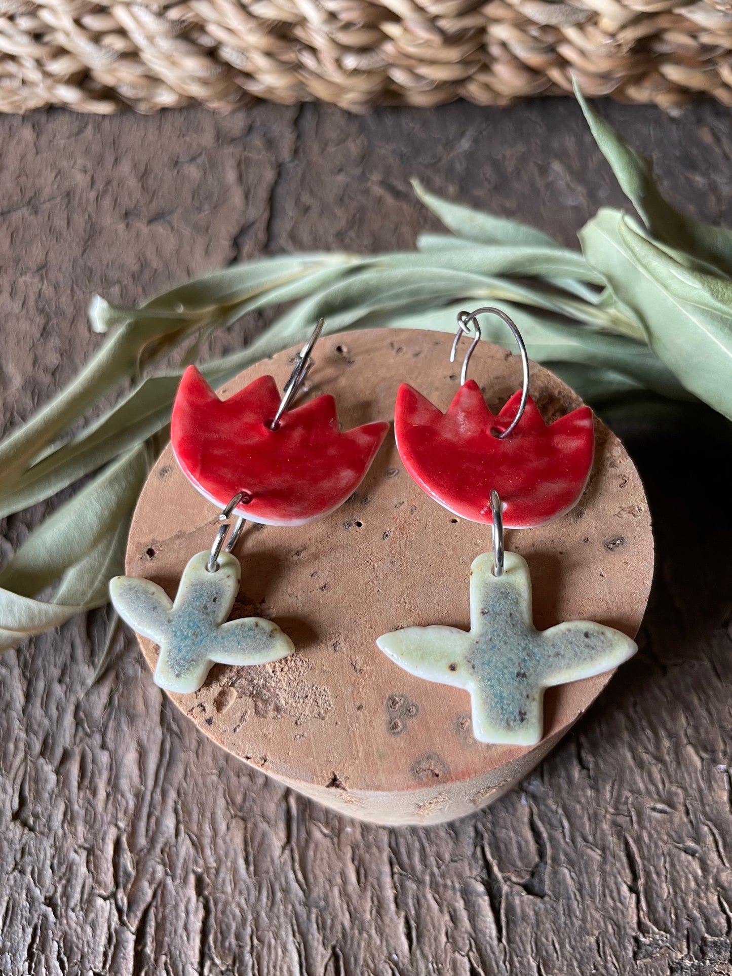 Orecchini tulip in porcellana, in rosso.