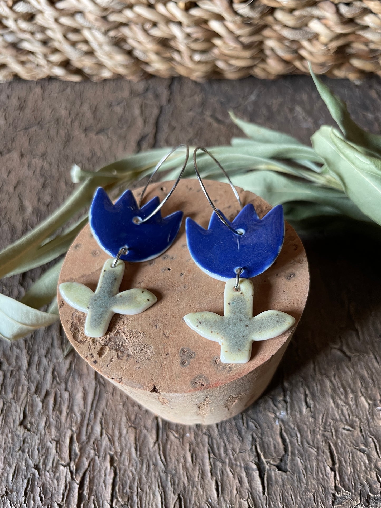 Orecchini tulip in porcellana, in blu.