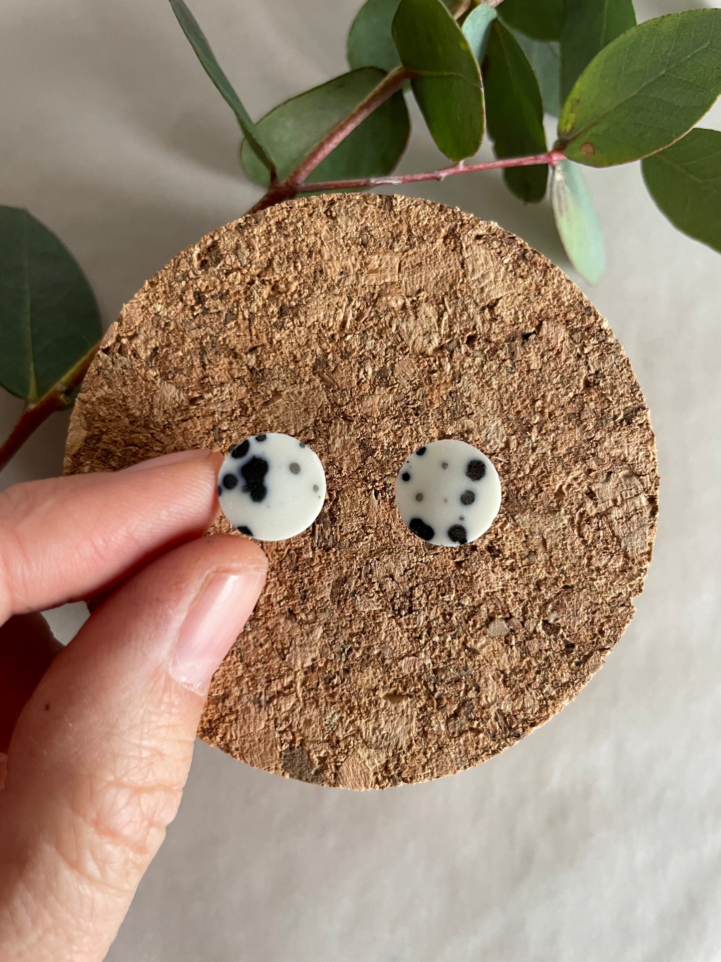 Orecchini basic porcellana e tracce nere (piccoli)