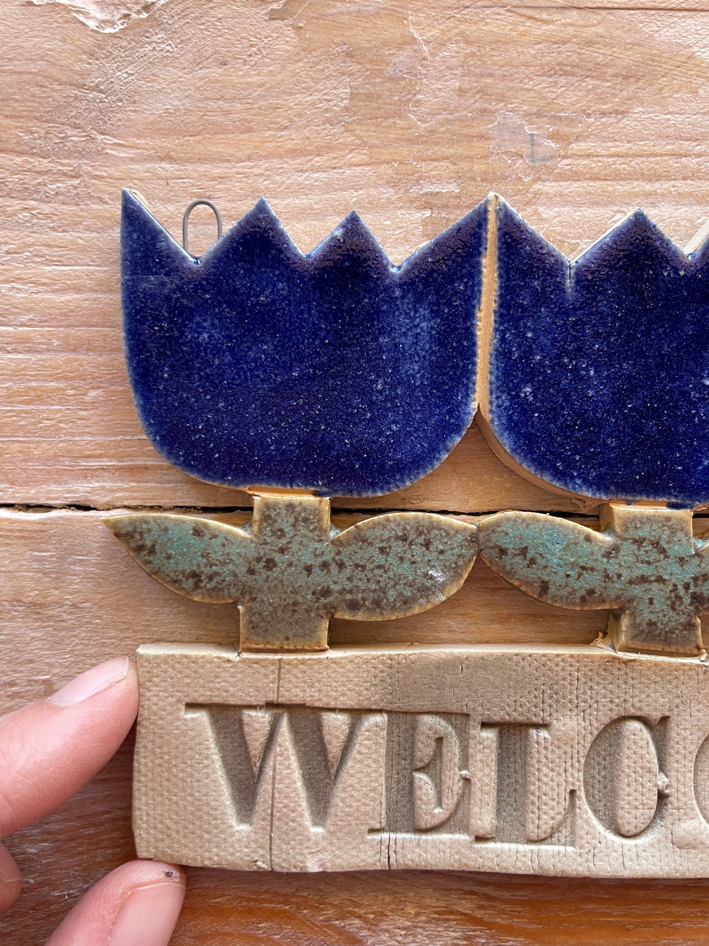 Targhetta “Welcome” con tulipani blu