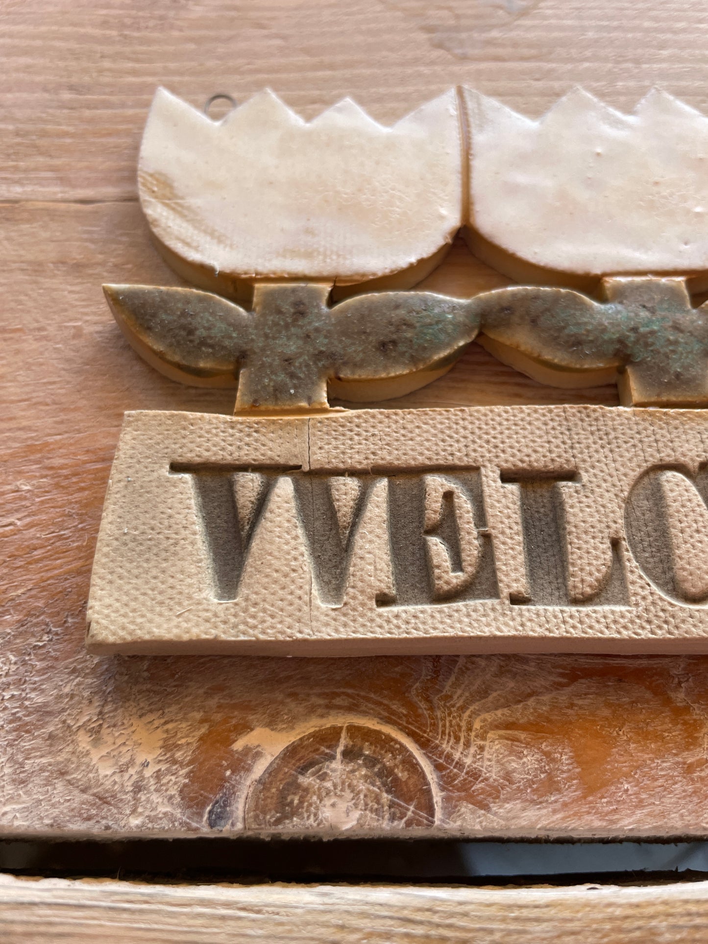 Targhetta “Welcome” con tulipani bianchi