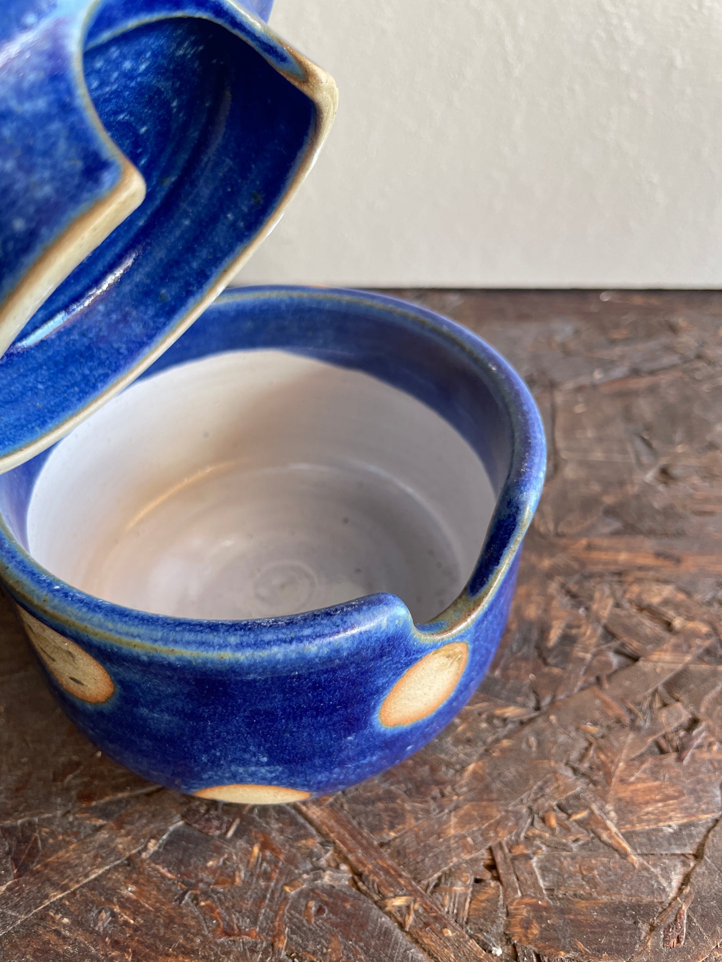 Zuccheriera Levante in blu, vestita di pois