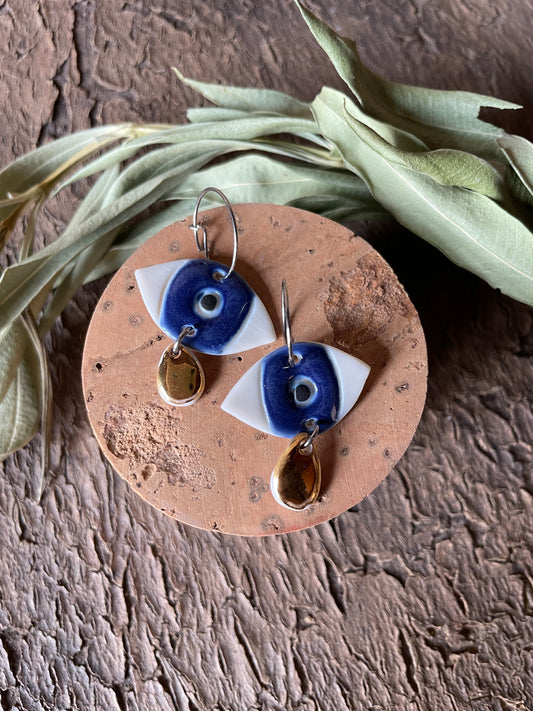 Orecchini occhio in porcellana, con oro, in blu.