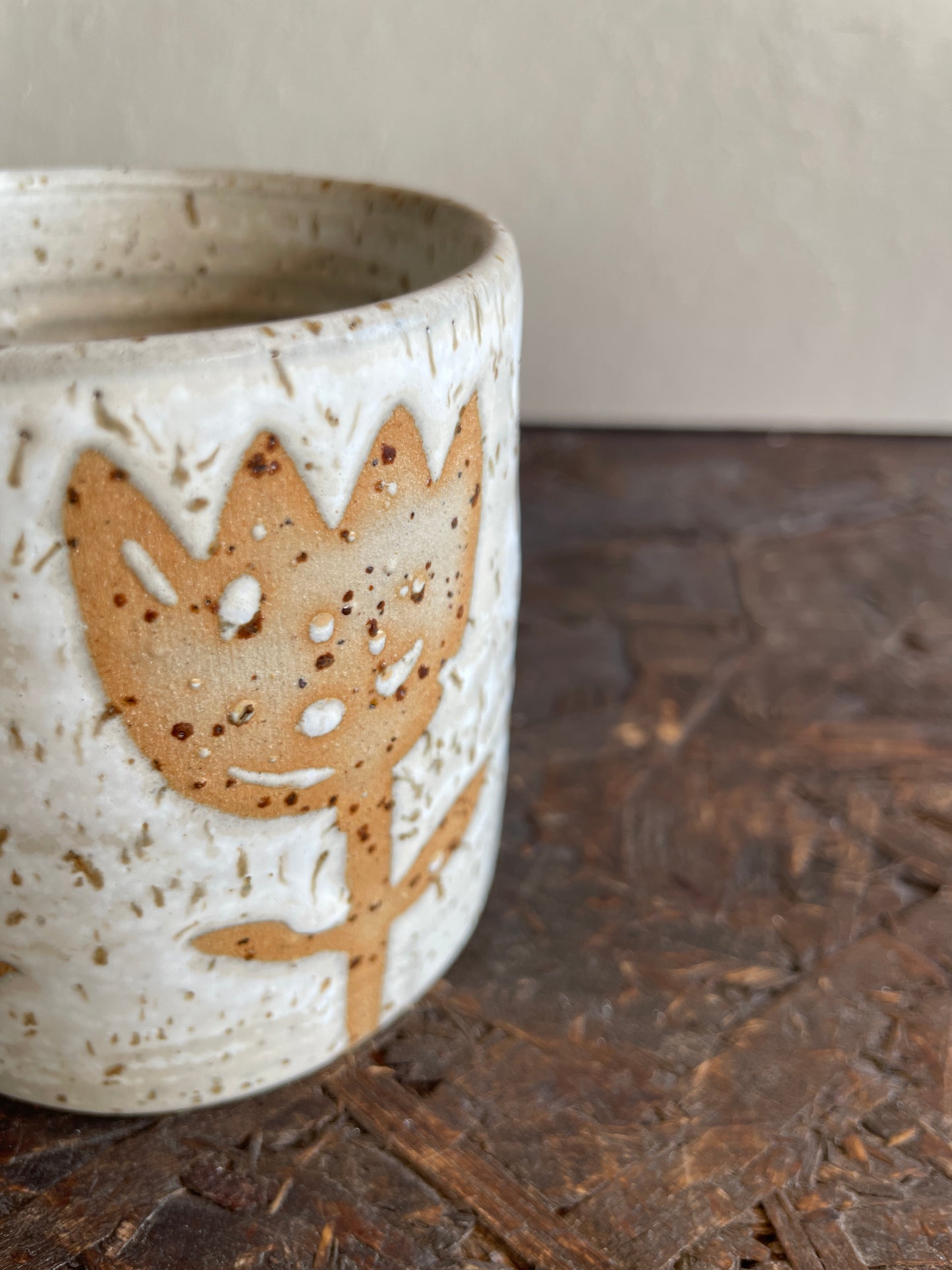 Mug Levante in bianco, vestita di tulipani