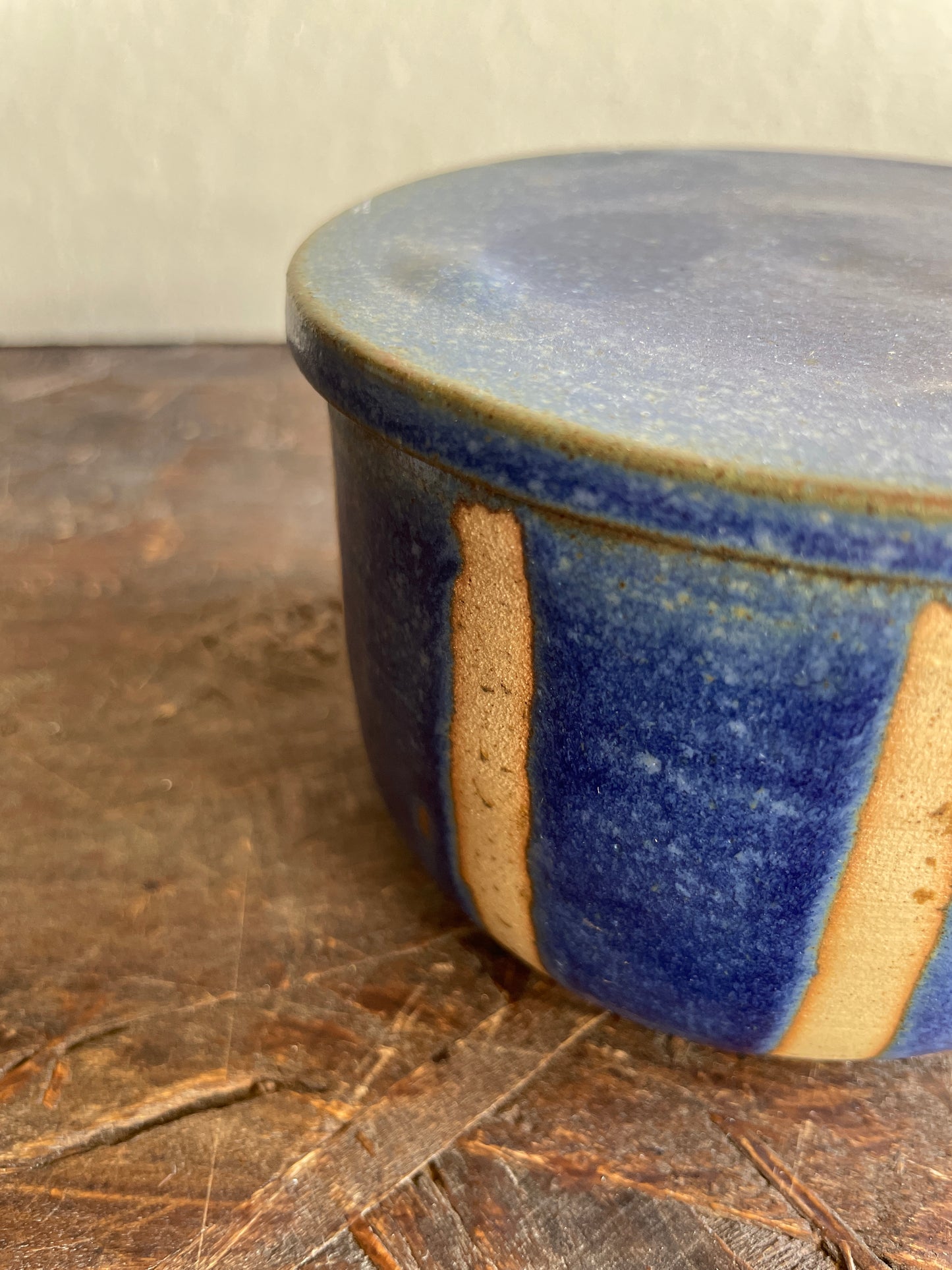 Zuccheriera Levante in blu, vestita a righe