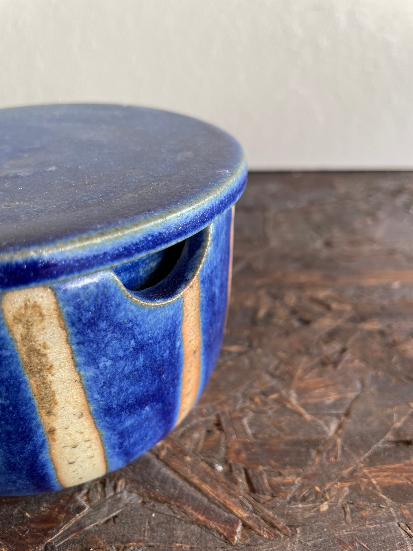 Zuccheriera Levante in blu, vestita a righe