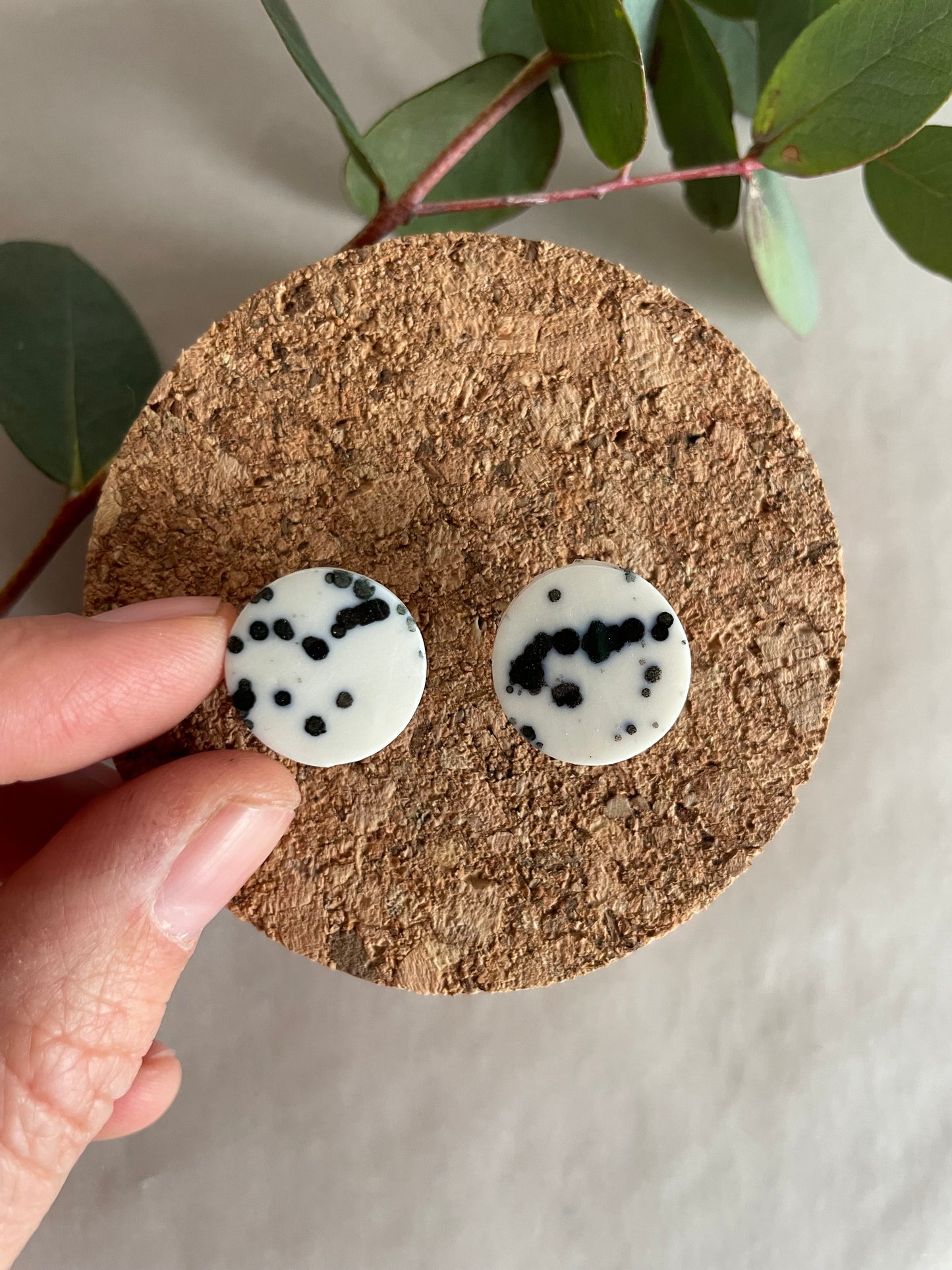 Orecchini basic porcellana e tracce nere (grandi)