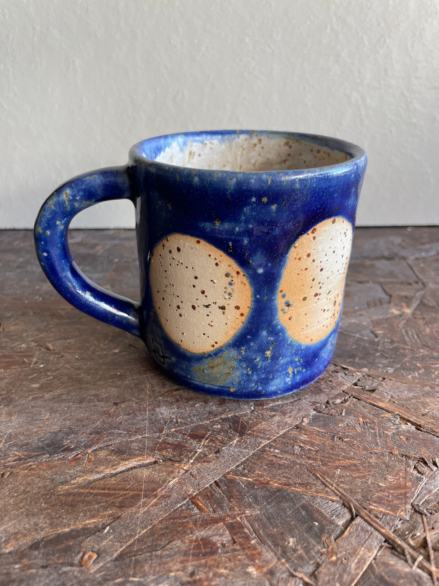 Mug Levante in blu, con bolle.