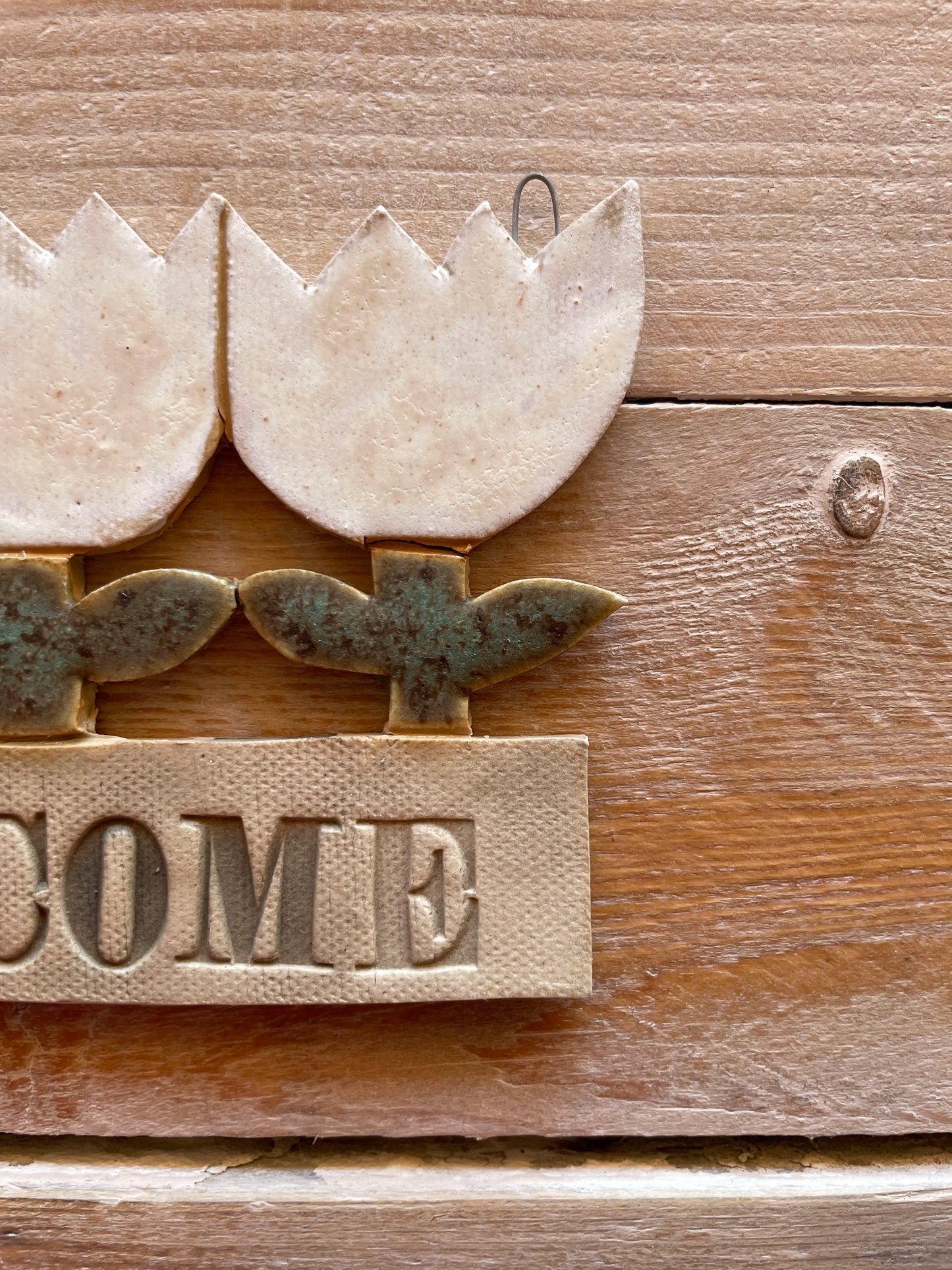 Targhetta “Welcome” con tulipani bianchi