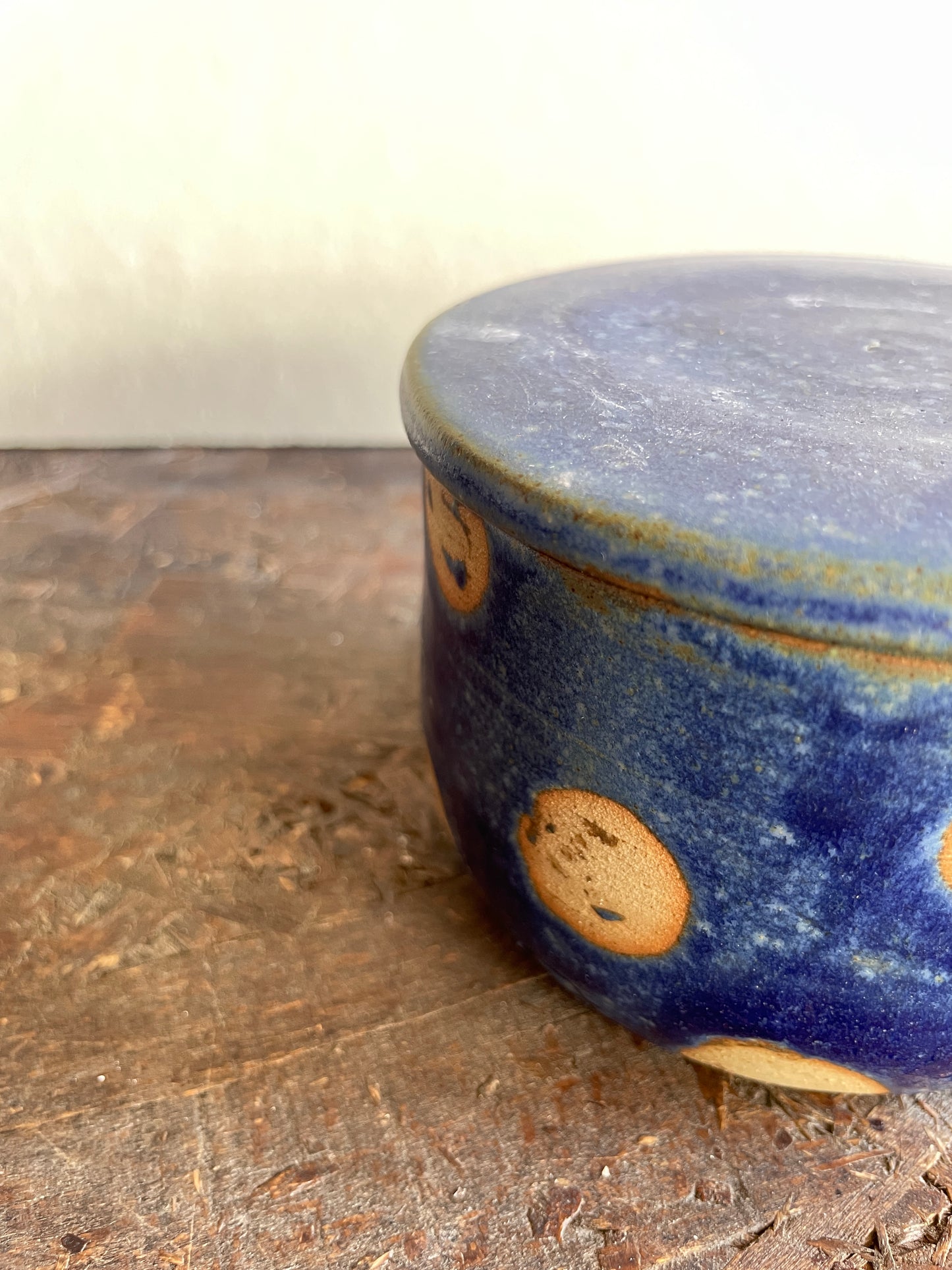 Zuccheriera Levante in blu, vestita di pois