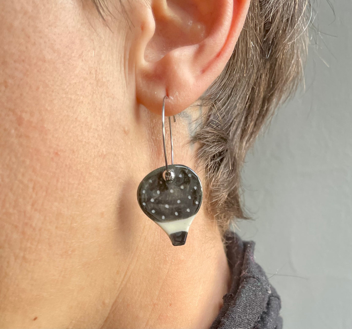 Orecchini mongolfiera pois, nero su bianco