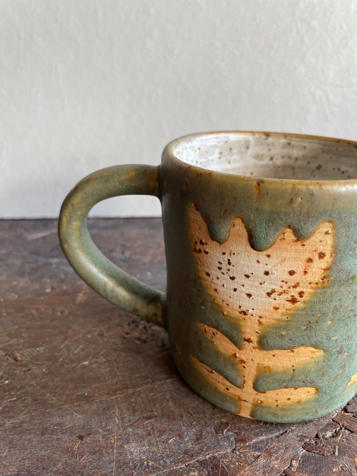 Mug Levante in verde, vestita di tulipani