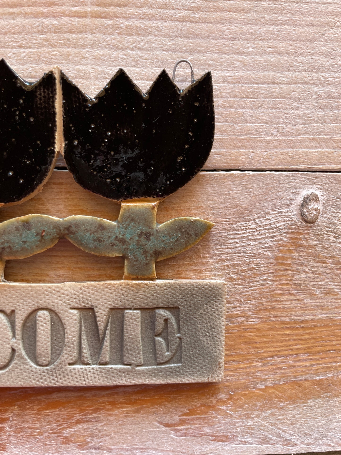 Targhetta “Welcome” con tulipani neri