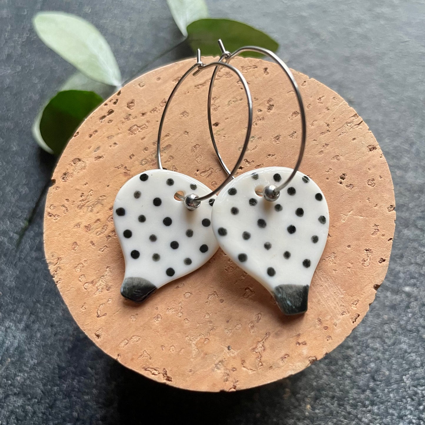 Orecchini mongolfiera pois, nero su bianco