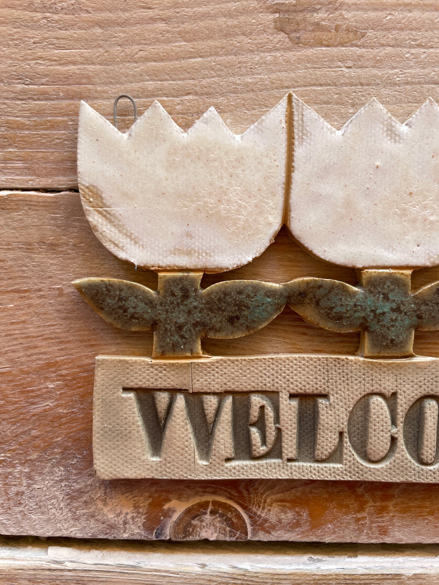 Targhetta “Welcome” con tulipani bianchi