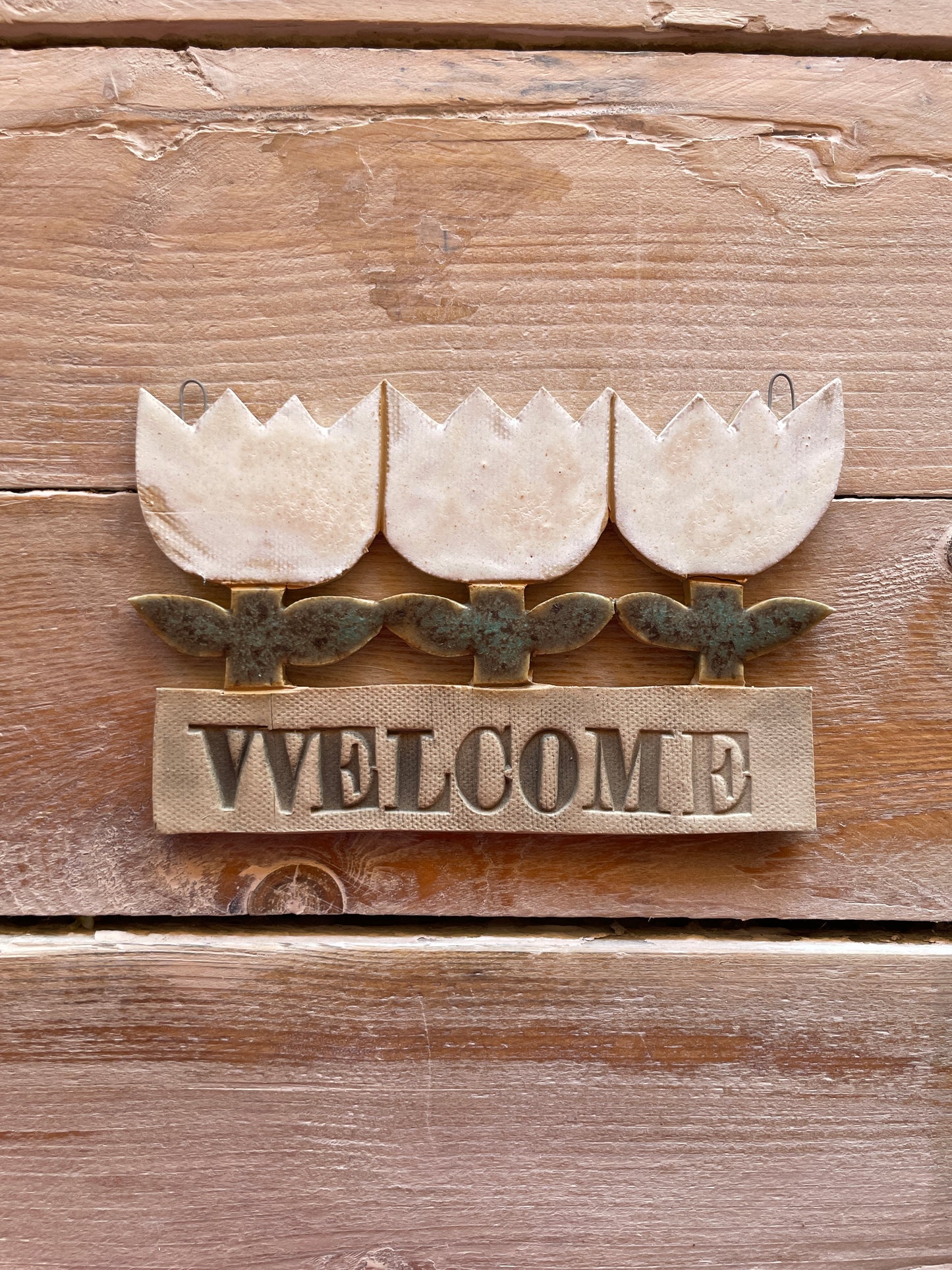 Targhetta “Welcome” con tulipani bianchi