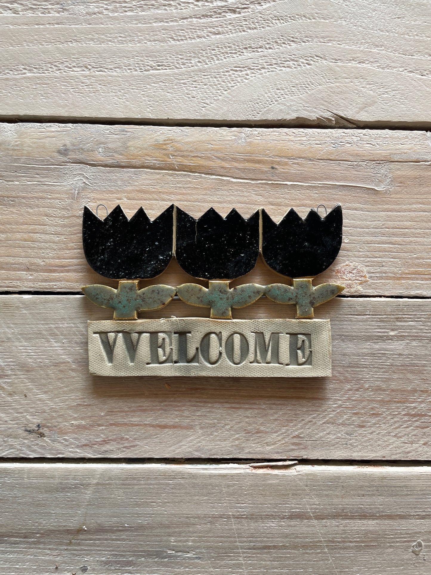 targa welcome con tulipani, in nero