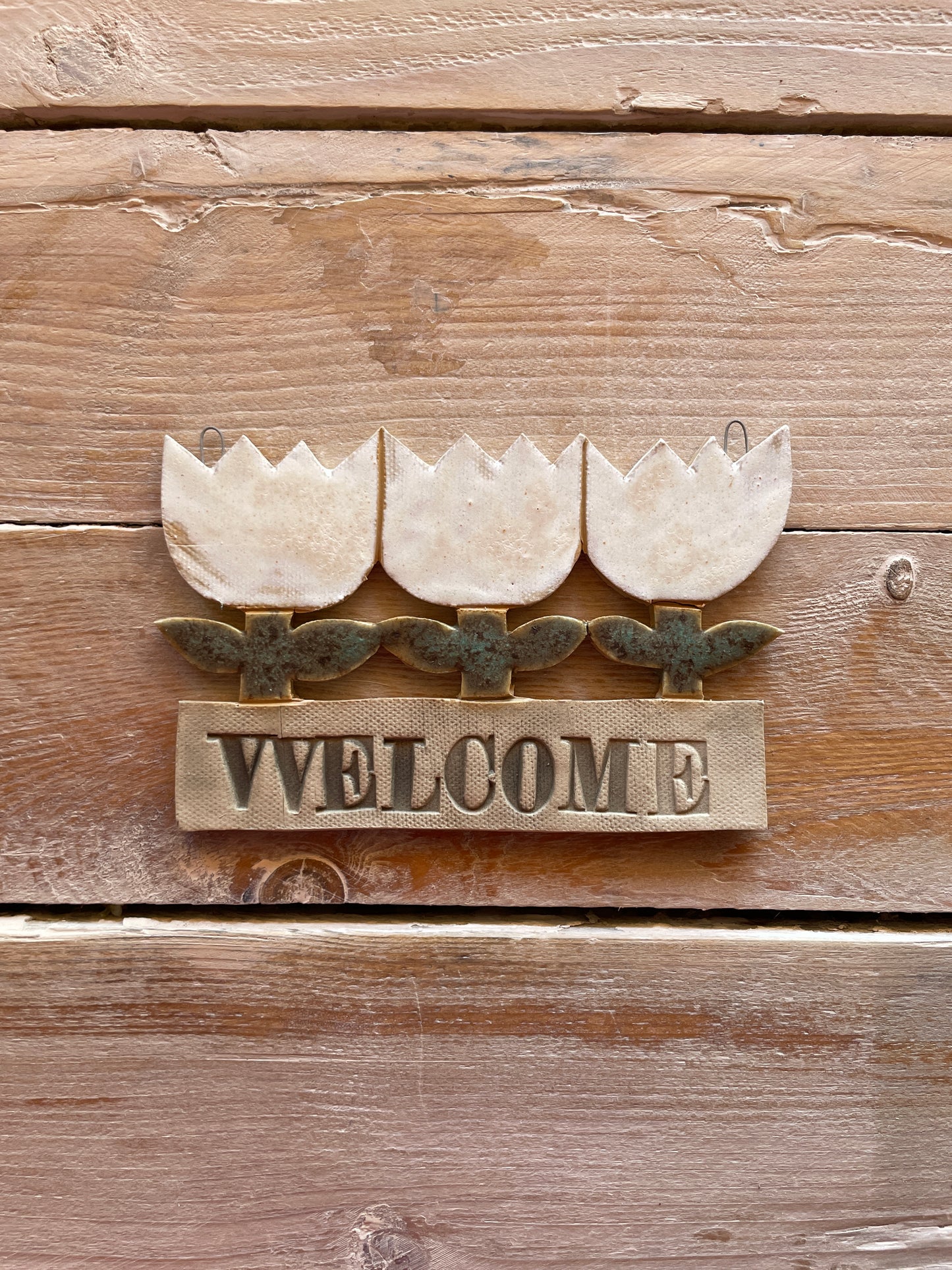 Targhetta “Welcome” con tulipani bianchi