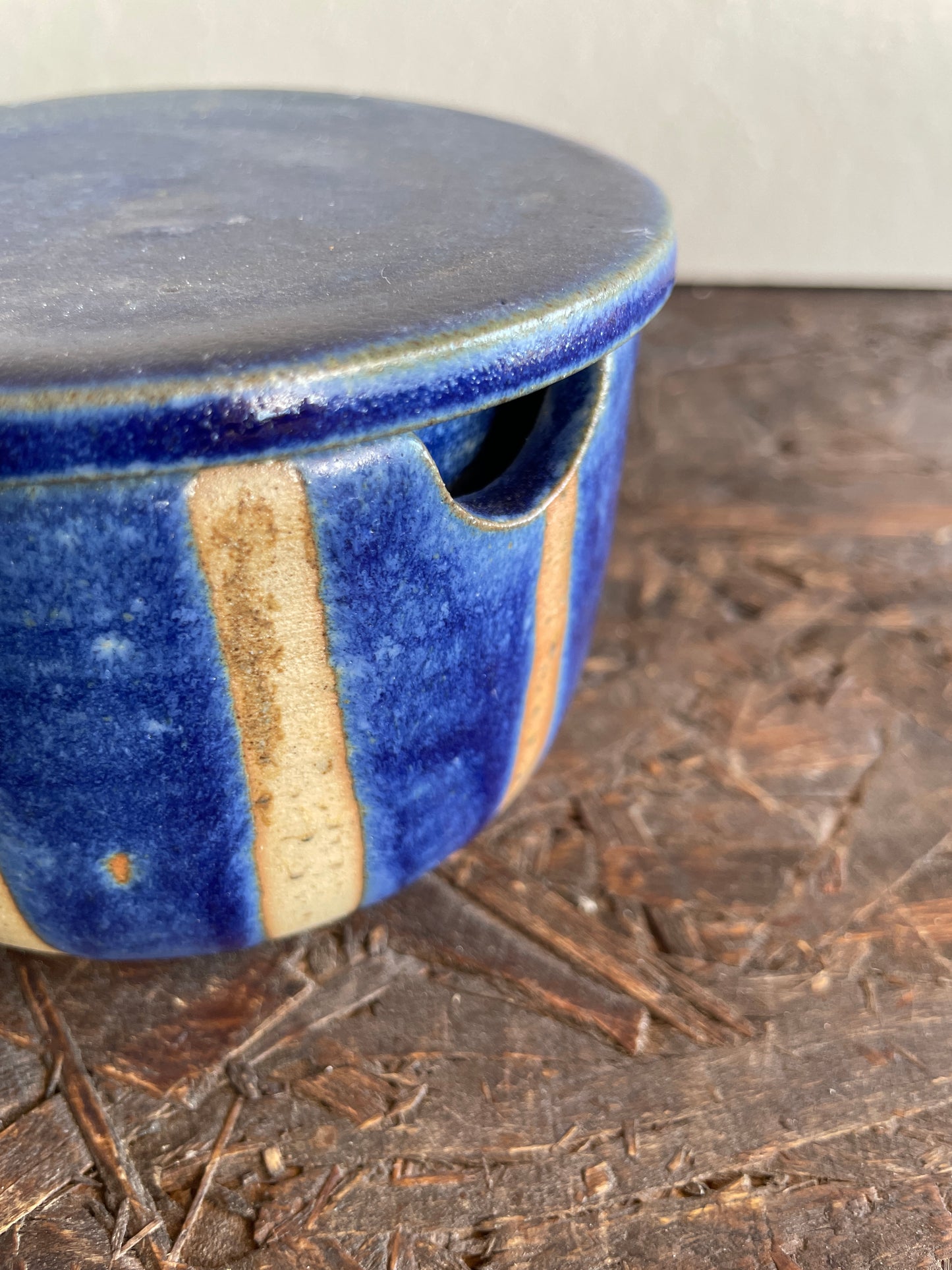 Zuccheriera Levante in blu, vestita a righe