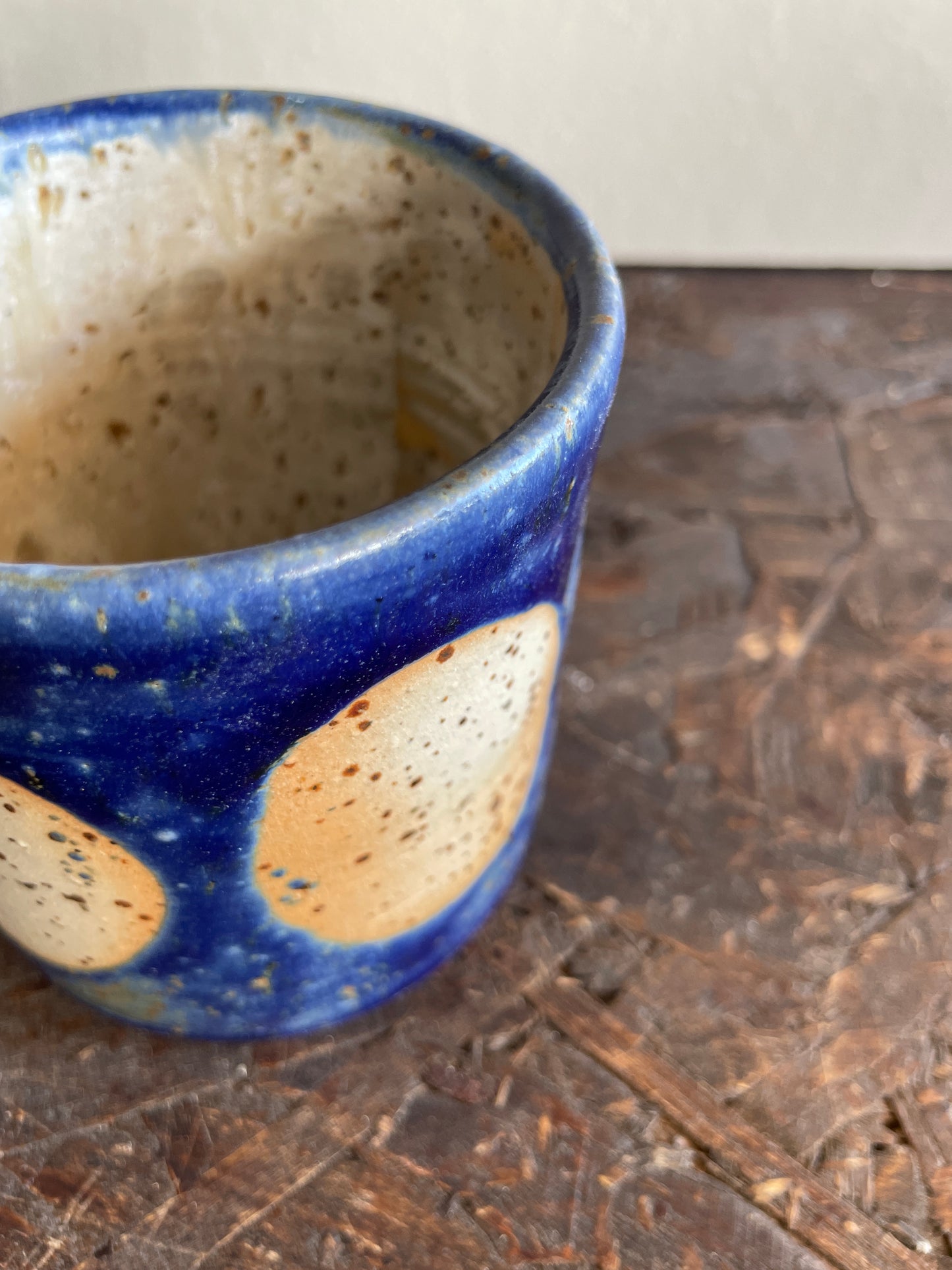 Mug Levante in blu, con bolle.