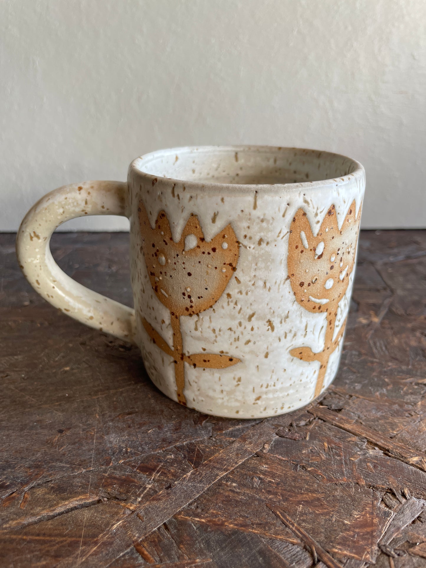 Mug Levante in bianco, vestita di tulipani