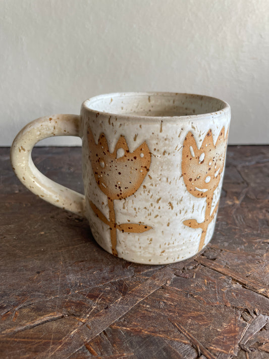 Mug Levante in bianco, vestita di tulipani