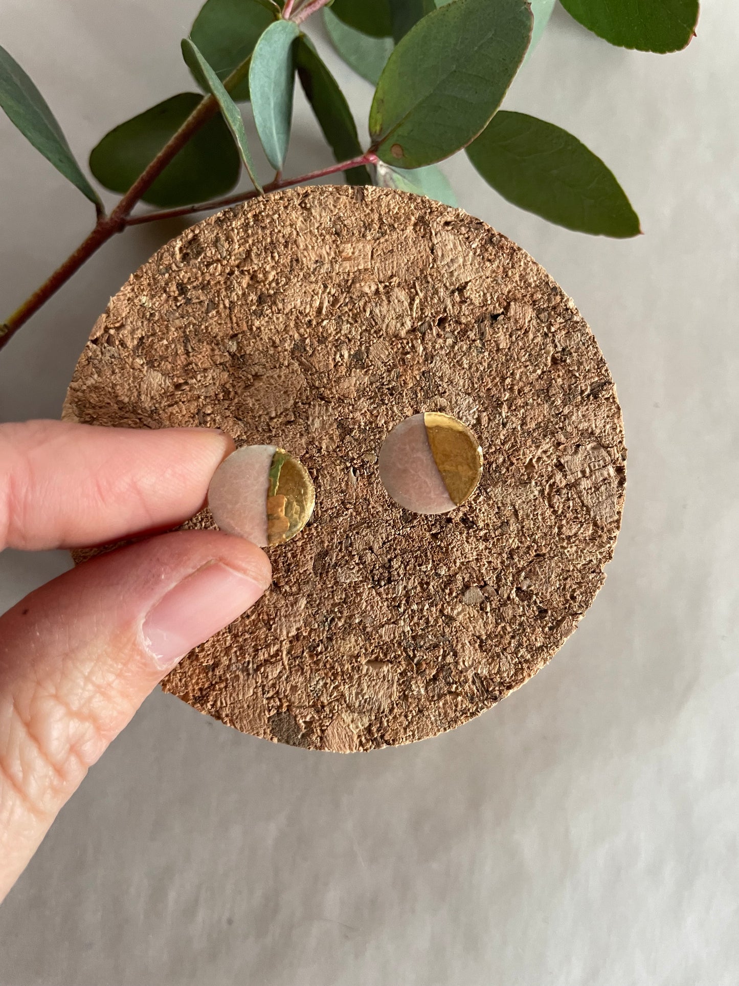 Orecchini Basic in gres, smalto rosa “mezzaluna oro” medi