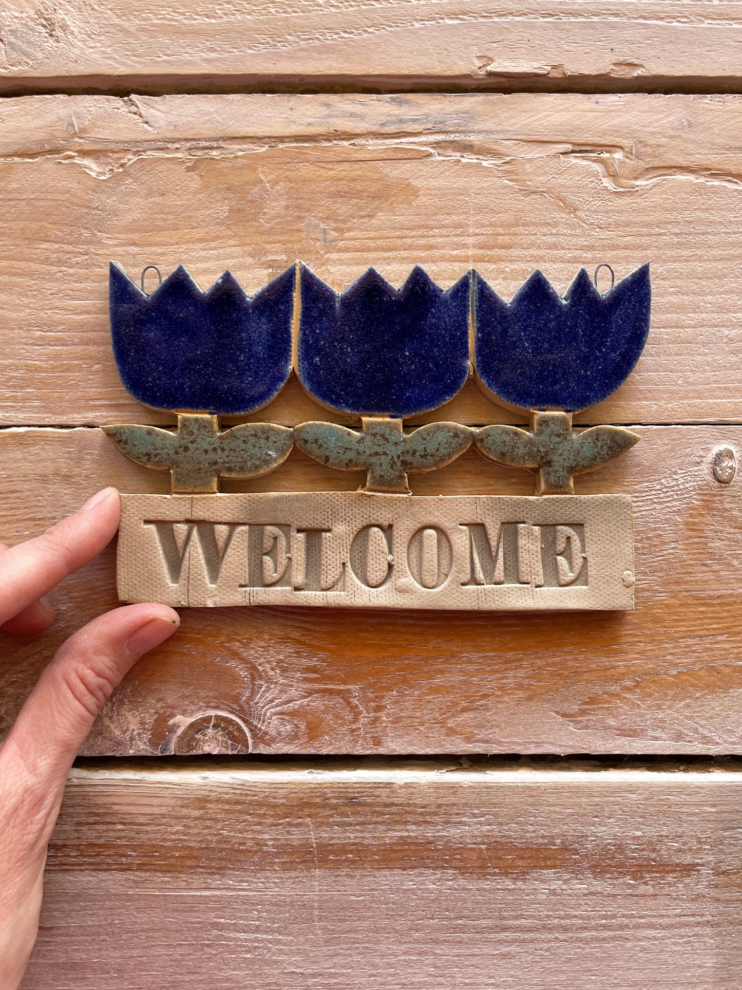 Targhetta “Welcome” con tulipani blu