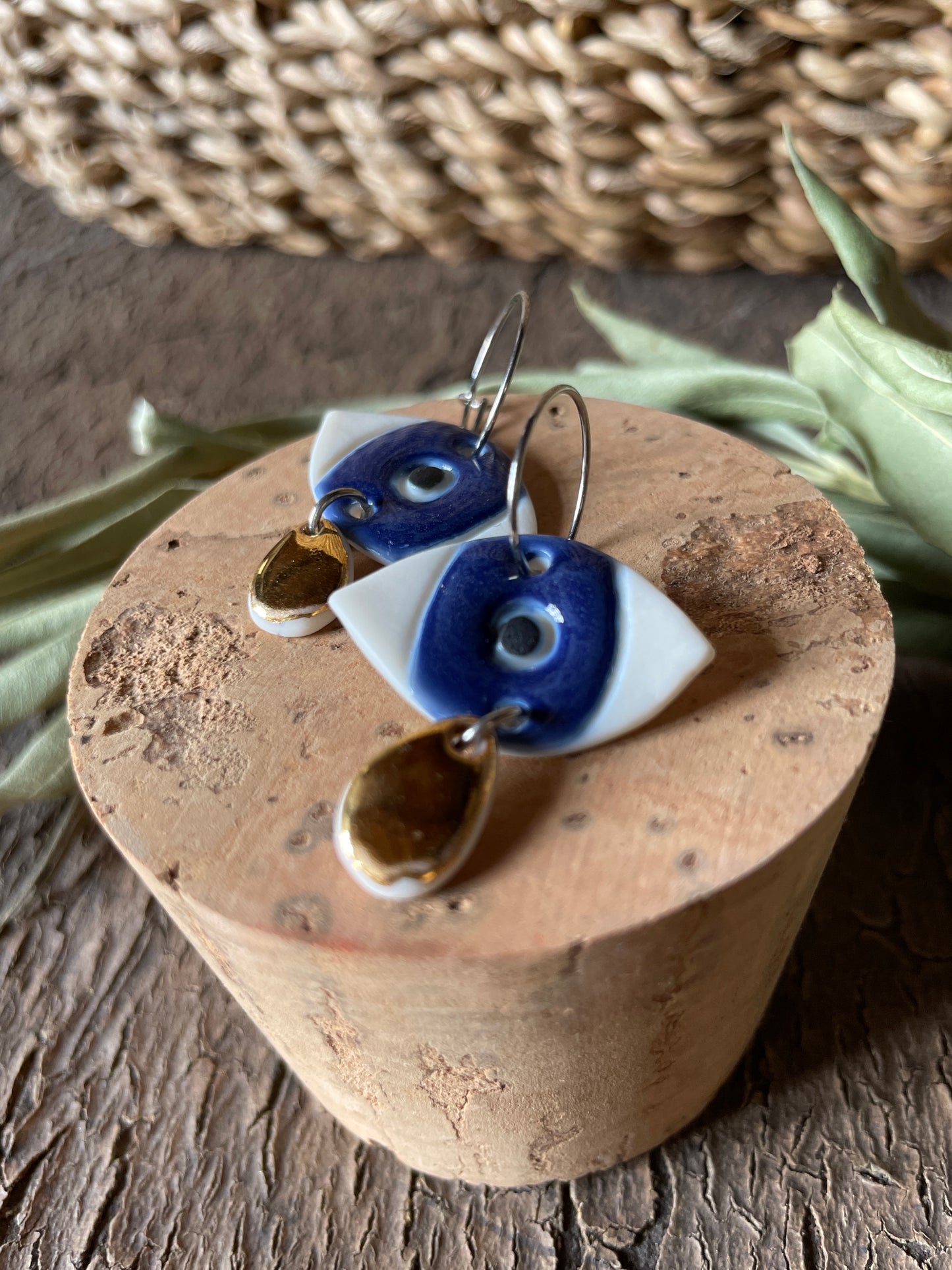 Orecchini occhio in porcellana, con oro, in blu.