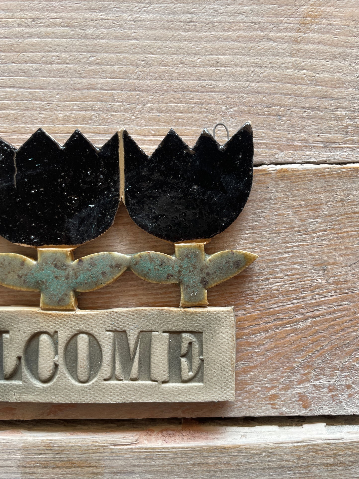 targa welcome con tulipani, in nero