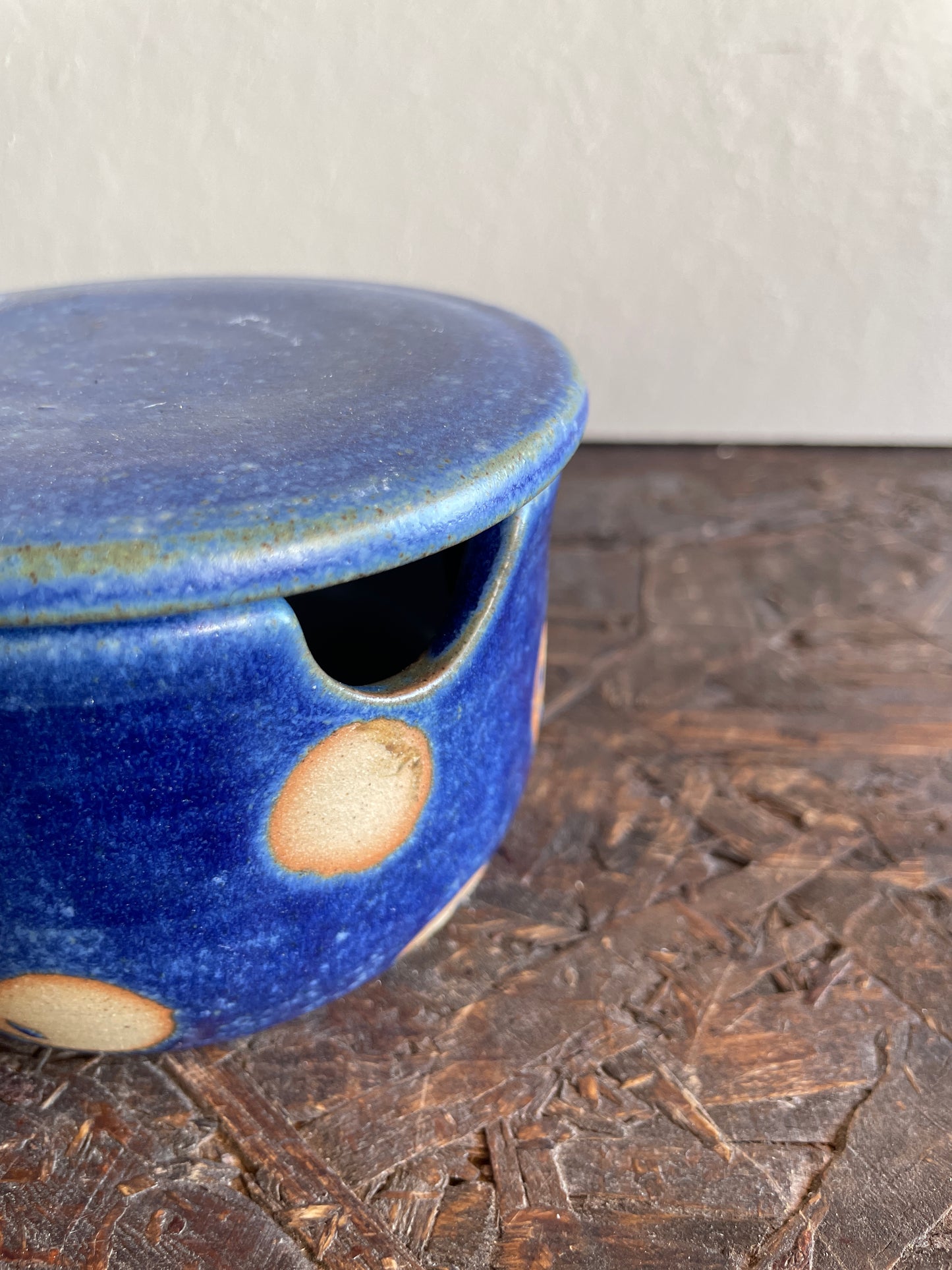 Zuccheriera Levante in blu, vestita di pois