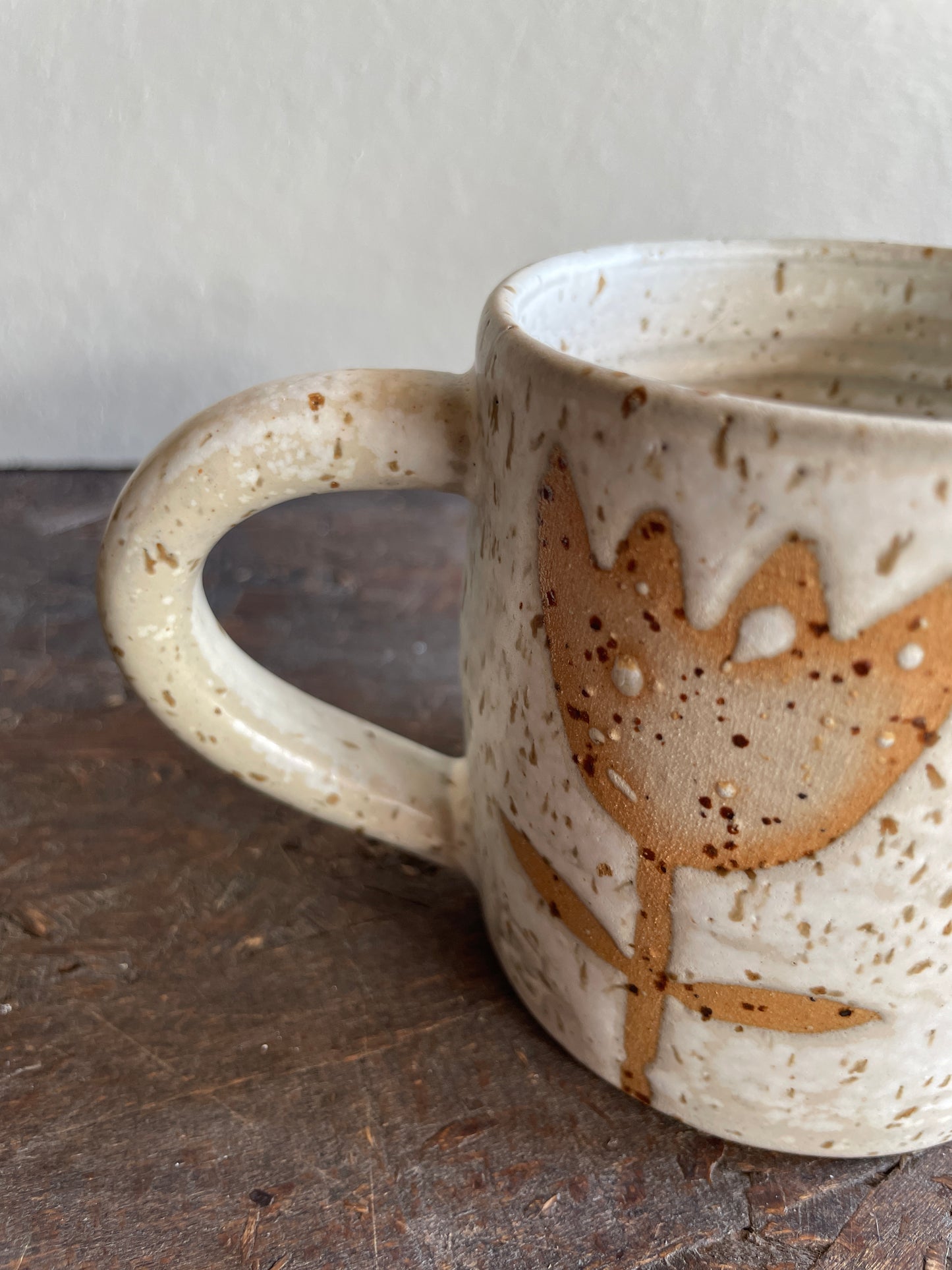 Mug Levante in bianco, vestita di tulipani