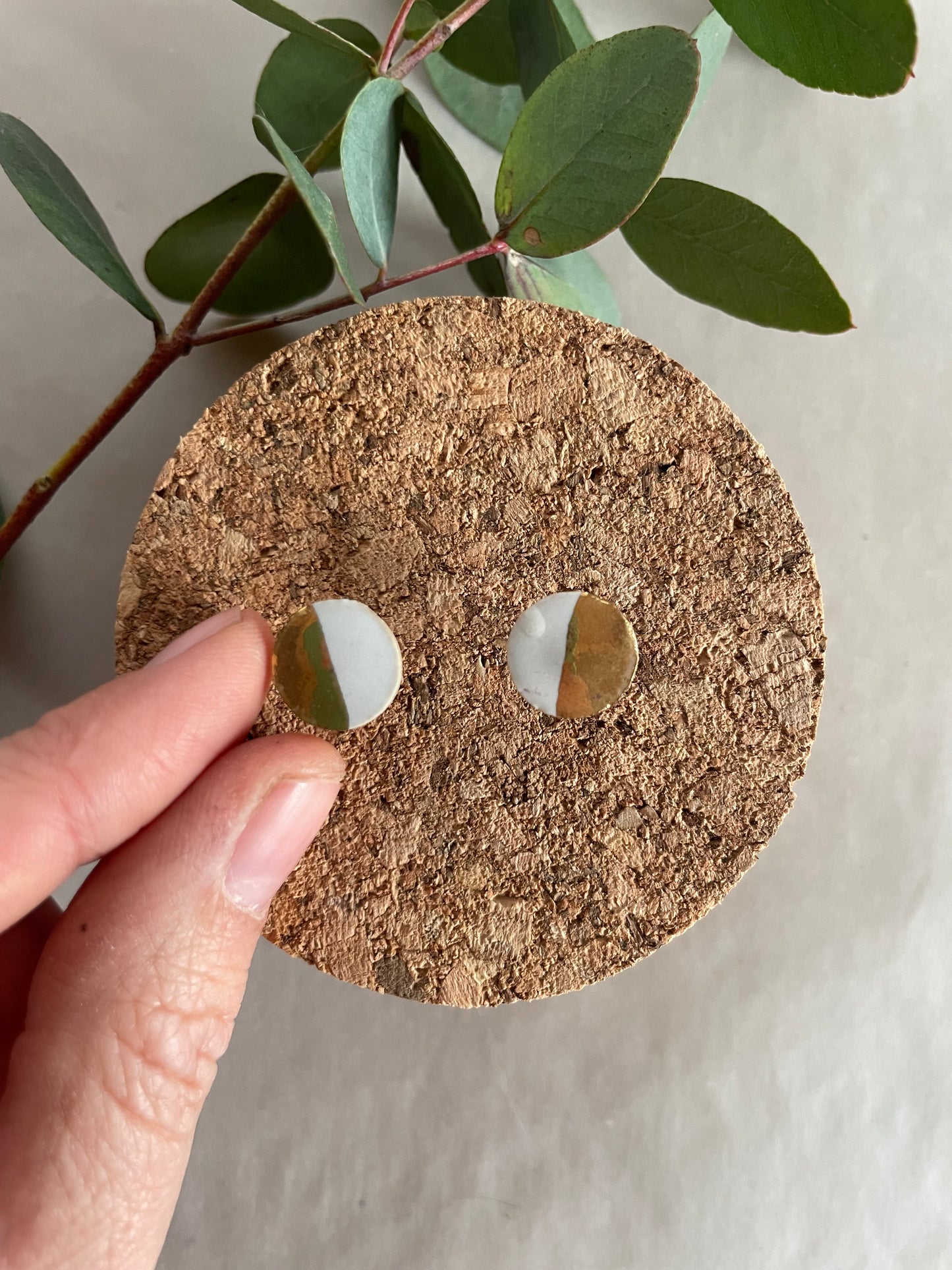 Orecchini Basic gres, smalto bianco mezzaluna oro (medi)