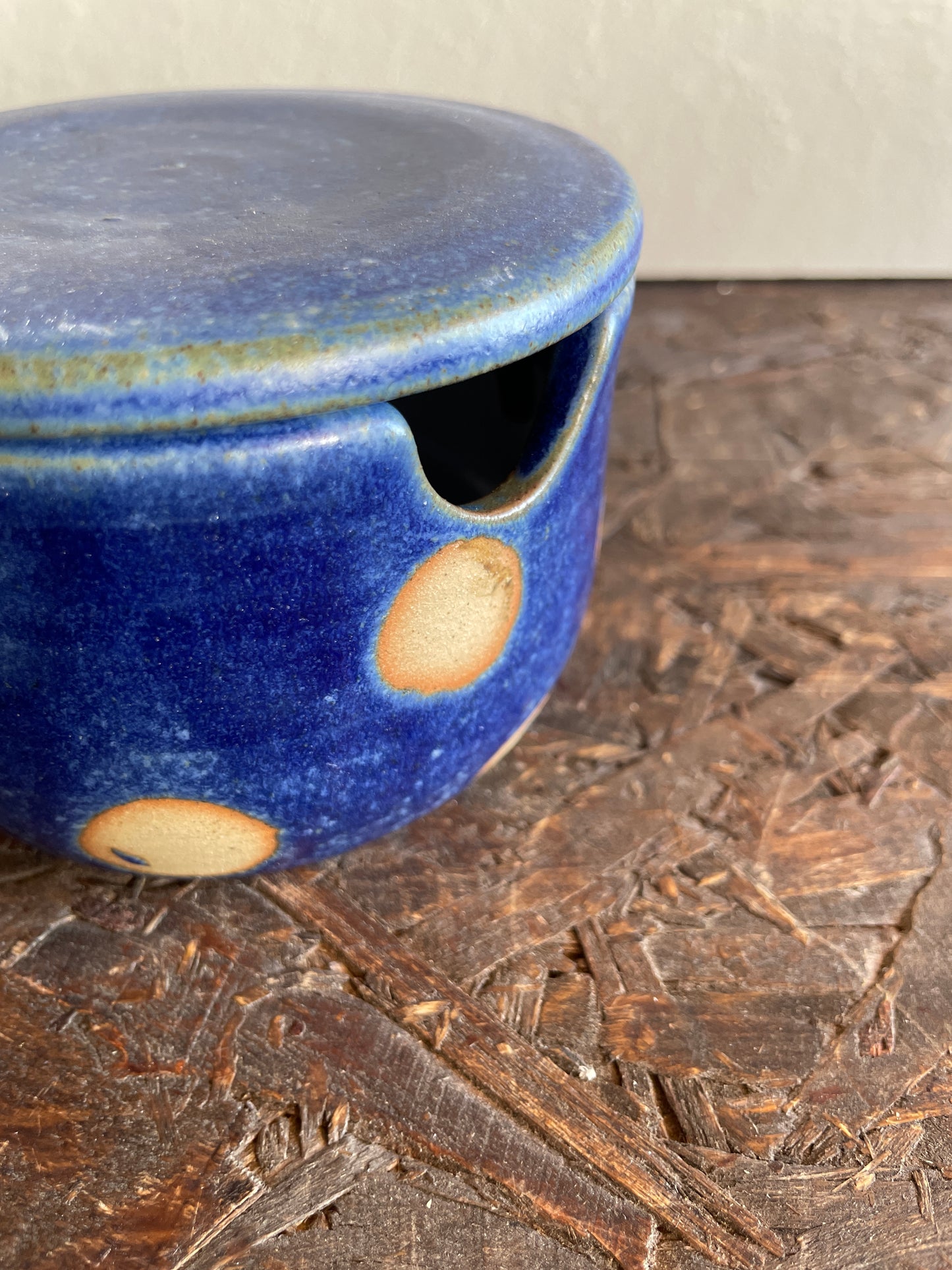 Zuccheriera Levante in blu, vestita di pois