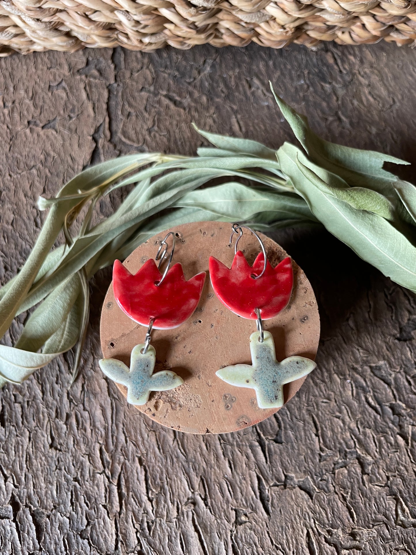 Orecchini tulip in porcellana, in rosso.