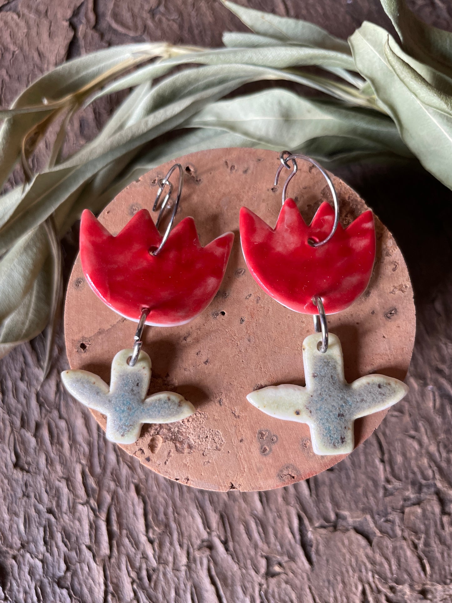 Orecchini tulip in porcellana, in rosso.