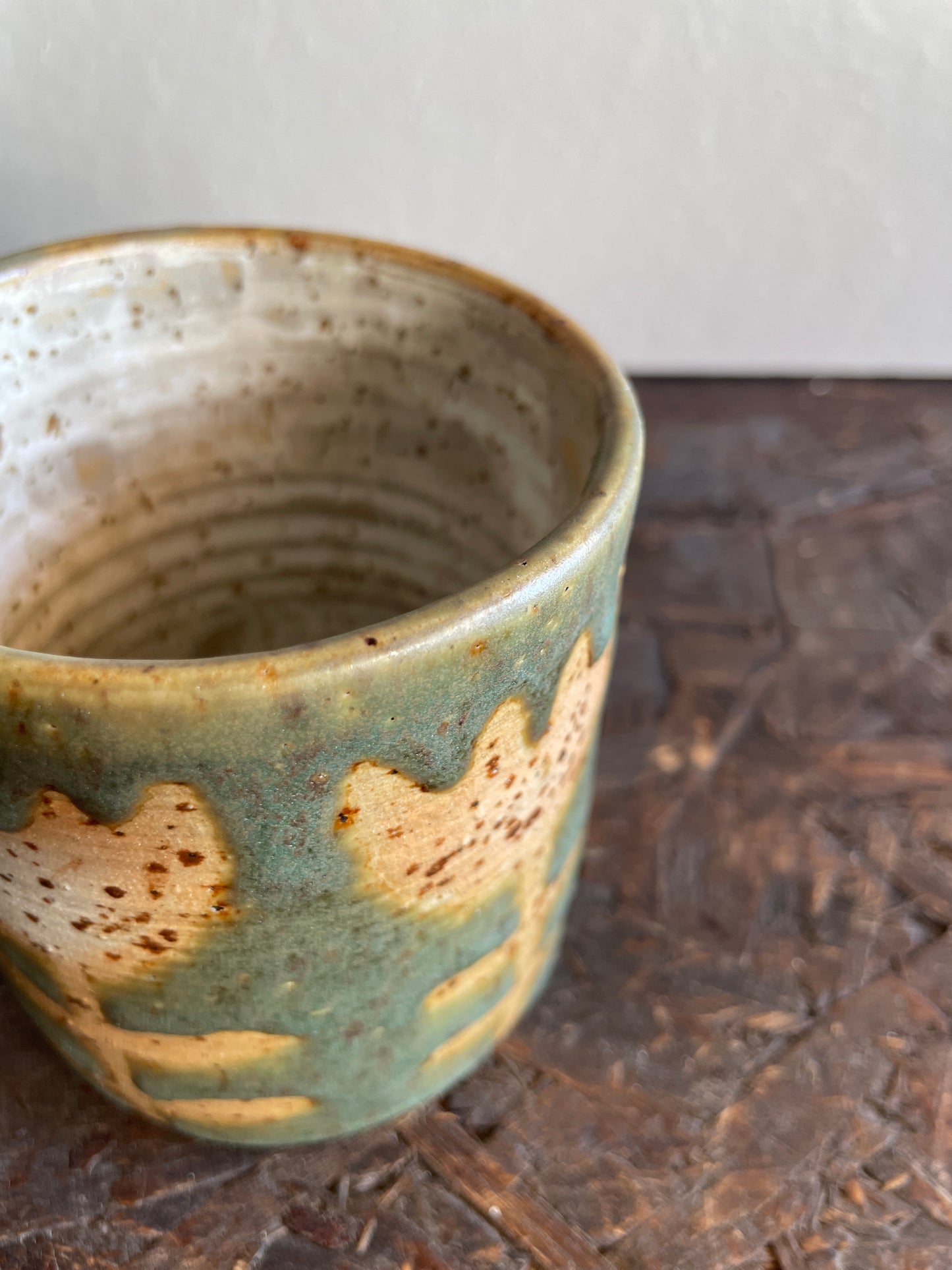 Mug Levante in verde, vestita di tulipani