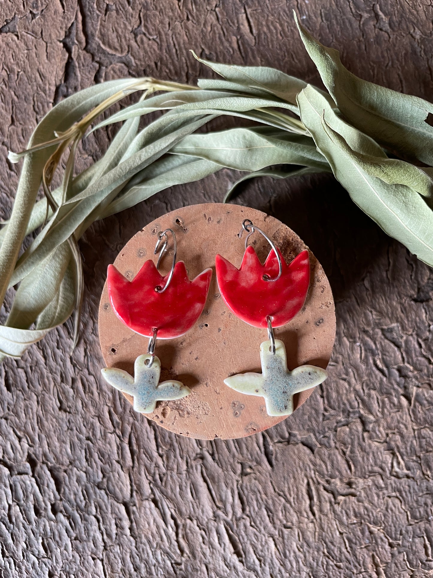 Orecchini tulip in porcellana, in rosso.