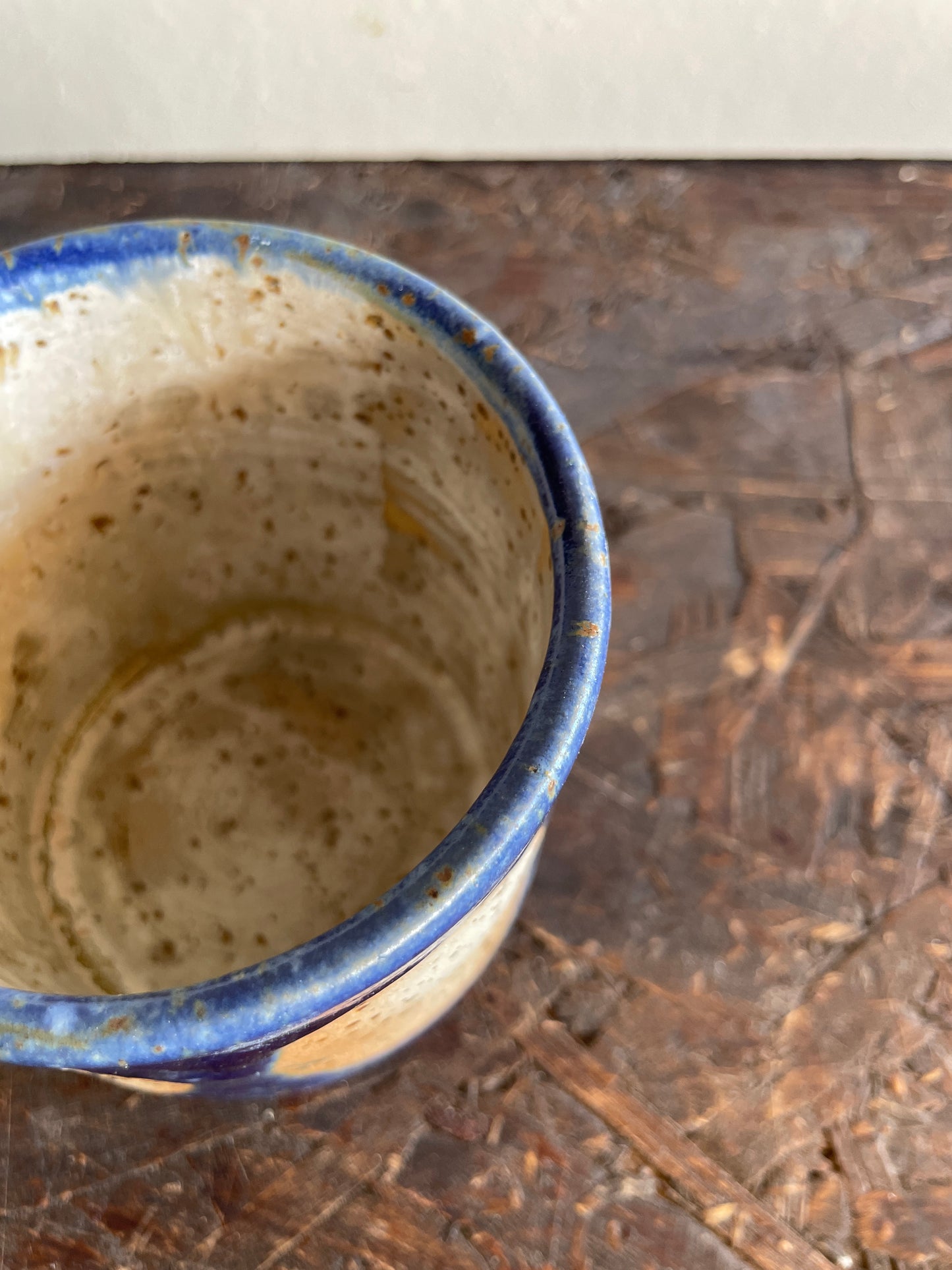 Mug Levante in blu, con bolle.