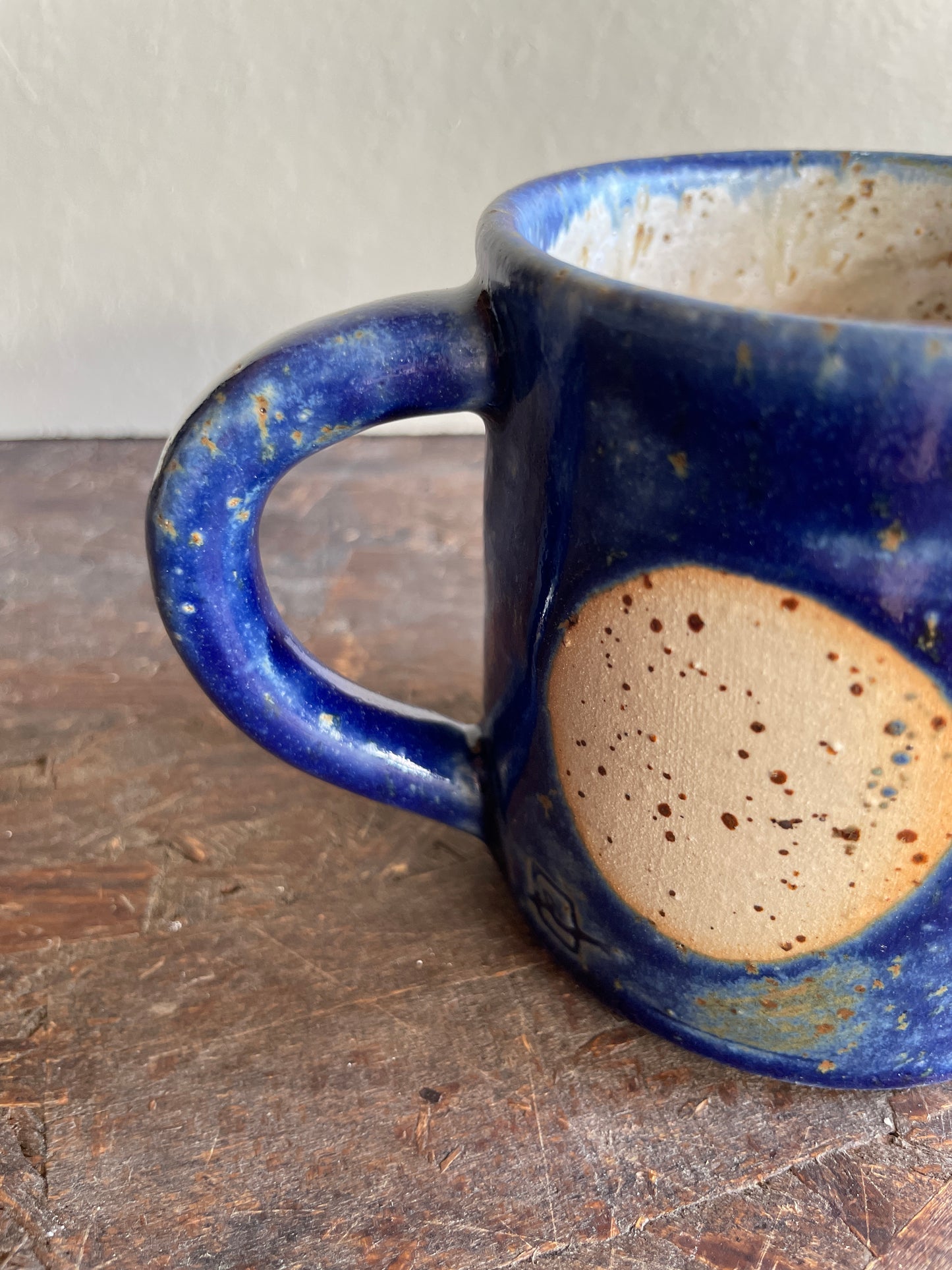 Mug Levante in blu, con bolle.