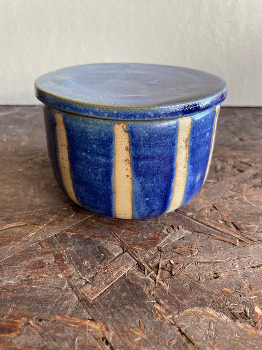 Zuccheriera Levante in blu, vestita a righe