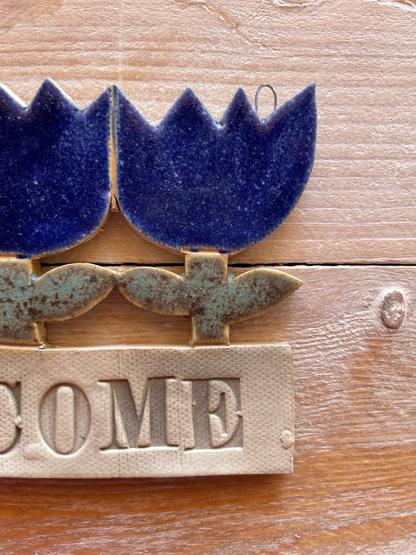 Targhetta “Welcome” con tulipani blu