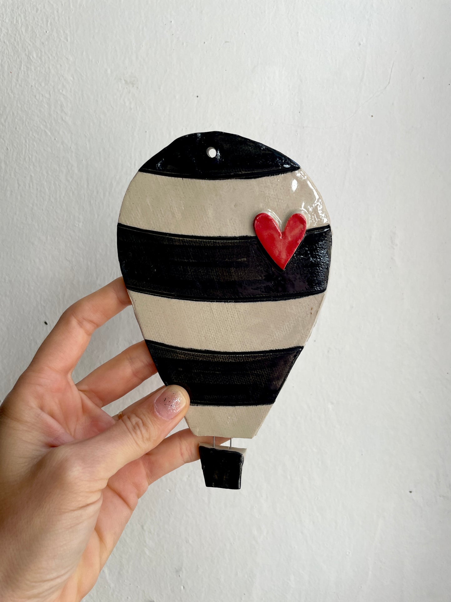 Mongolfiera grande righe nere e cuore