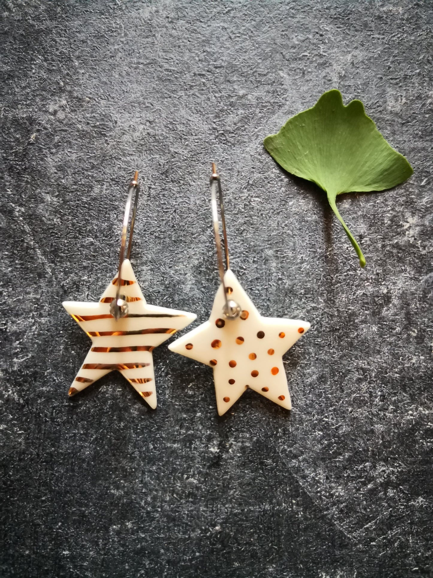 Orecchini stella pendenti in porcellana con righe/pois oro