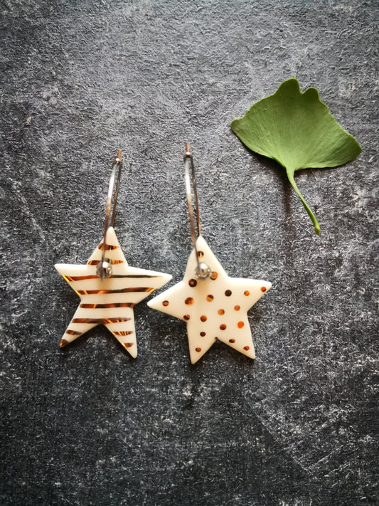 Orecchini stella pendenti in porcellana con righe/pois oro