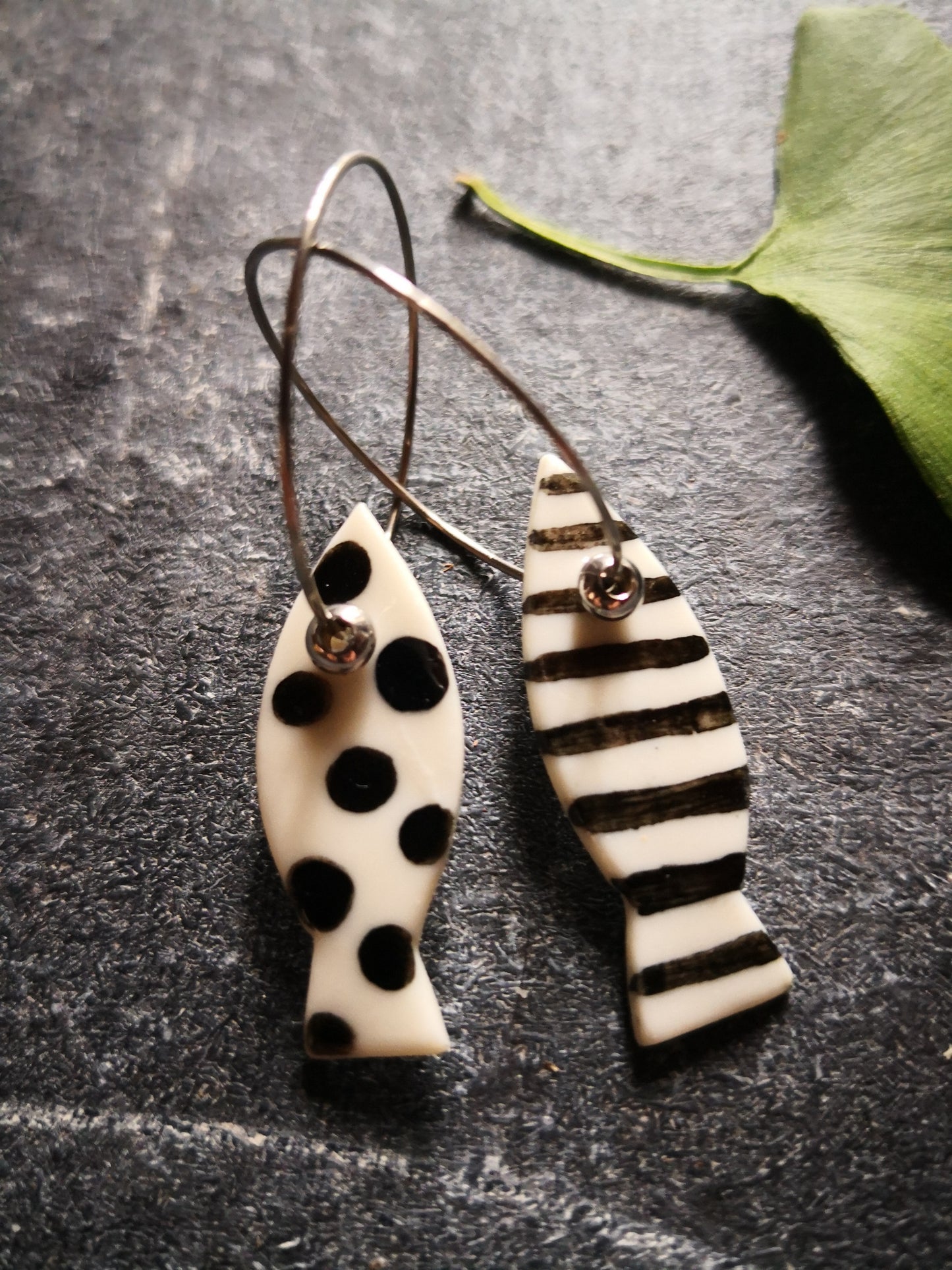 Orecchini pesciolino pendenti in porcellana righe e pois