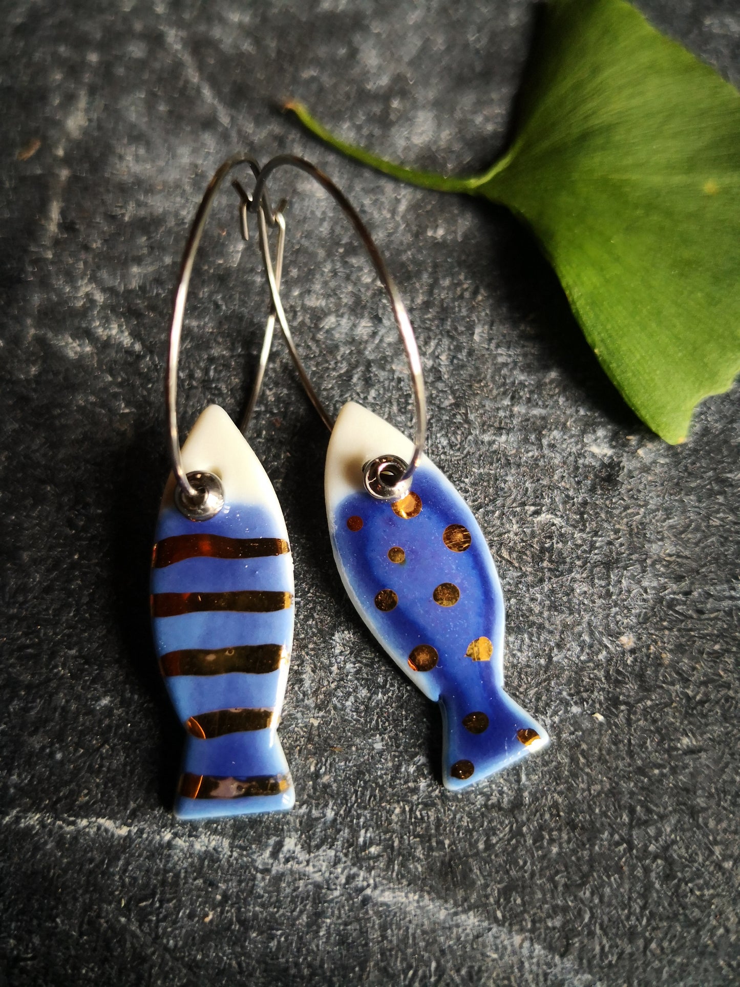 Orecchini pesciolino in porcellana, blu mare e righe/pois oro